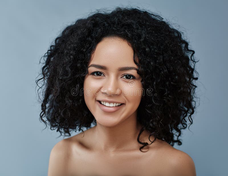 Retrato de una joven hermosa imagen de archivo libre de regalías