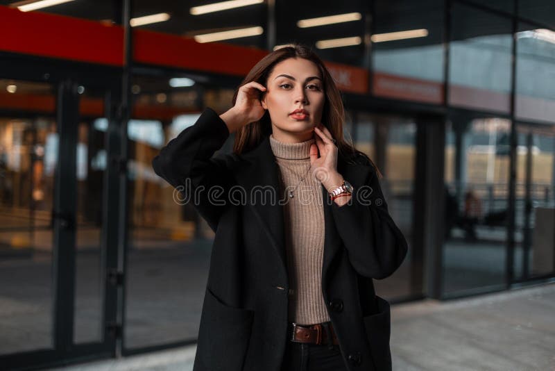 Retrato De Una Joven Morena Con Maquillaje Natural Con Hermosos Labios Sexys En Un Abrigo Negro De Cosecha En Un Trendy Beige Imagen de archivo - Imagen de elegancia, modelo: 198423427 Retrato De Una Joven Morena Con Maquillaje Natural Con Hermosos Labios Sexys En Un Abrigo Negro De Cosecha En Un Trendy Beige Imagen de archivo - Imagen de elegancia, modelo: 198423427