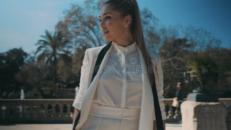 Mujer Elegante En Vestido Formal Del Terciopelo Azul Claro Largo Imagen de  archivo - Imagen de hermoso, azul: 118433111