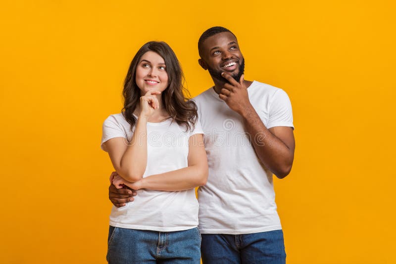 Retrato de una joven pareja interracial pensante en algo imagen de archivo Retrato de una joven pareja interracial pensante en algo imagen de archivo