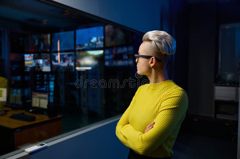 Retrato de una joven y exitosa trabajadora de un centro de medios de comunicación fotografía de archivo libre de regalías
