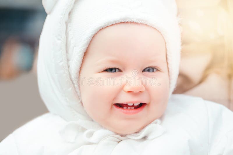 Foto Lindo bebé caucásico sonriente en corona azul celebrando su primer  cumpleaños en casa. Niño niño pequeño sentado en silla alta comiendo  sabroso postre de magdalenas con la palabra topper Uno. Concepto