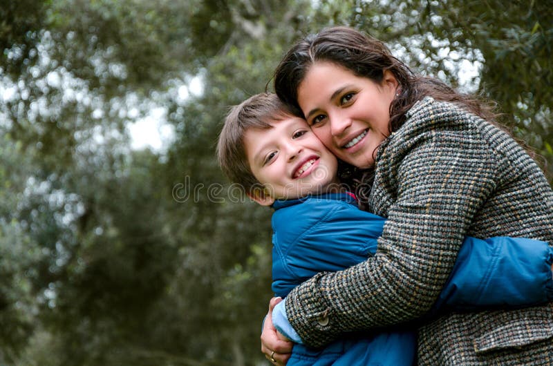 Retrato de una madre con su adolescente del hijo Dulzura, amor fotografía de archivo libre de regalías Retrato de una madre con su adolescente del hijo Dulzura, amor fotografía de archivo libre de regalías