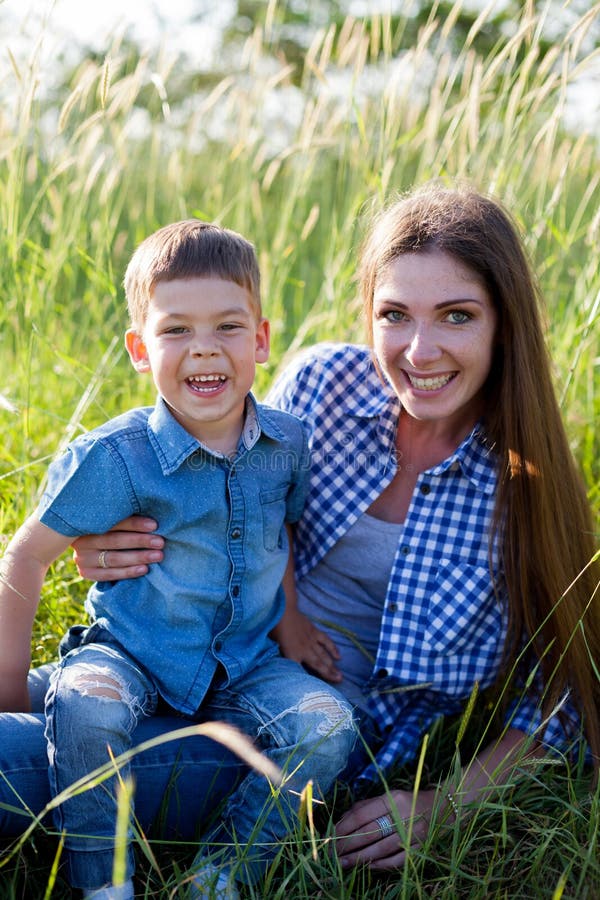 Retrato de una madre con un hijo joven para un paseo en el bosque fotografía de archivo Retrato de una madre con un hijo joven para un paseo en el bosque fotografía de archivo