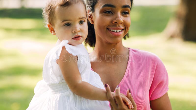 Retrato de una madre sonriente y su hija pequeña imágenes de archivo libres de regalías
