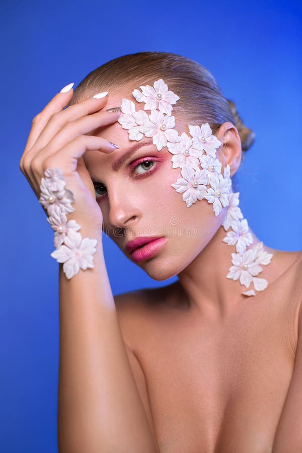 Retrato de una muchacha con las flores en su cara fotos de archivo Retrato de una muchacha con las flores en su cara fotos de archivo