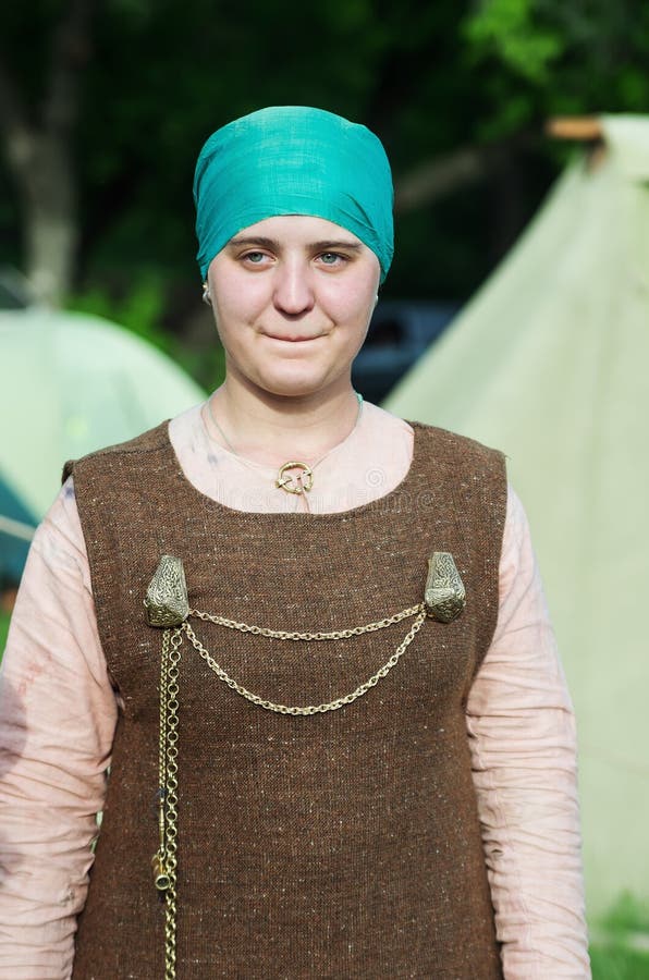 Retrato de una muchacha en un traje escandinavo medieval imagenes de archivo