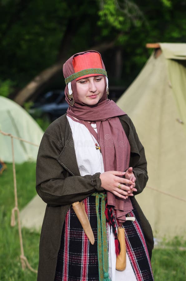 Retrato de una muchacha en un traje medieval fotografía de archivo libre de regalías