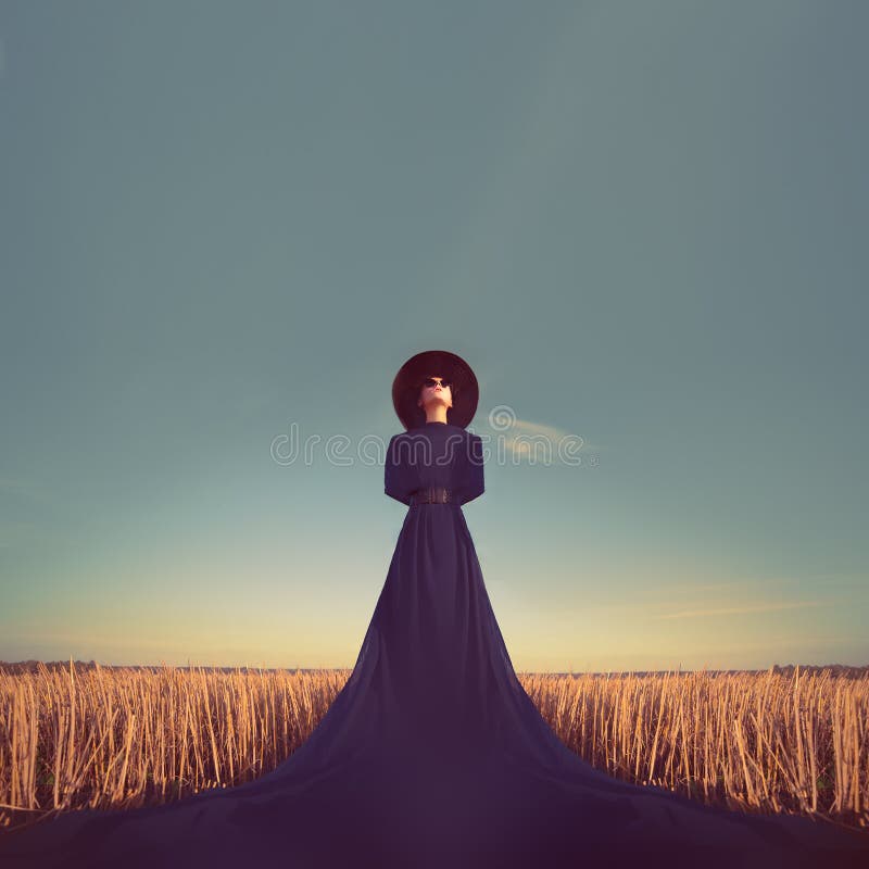Retrato de una muchacha en un vestido negro en el bosque fotografía de archivo libre de regalías Retrato de una muchacha en un vestido negro en el bosque fotografía de archivo libre de regalías