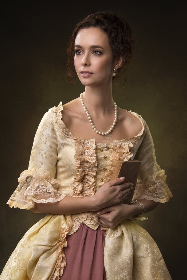 Retrato de una muchacha en vestido medieval imagenes de archivo Retrato de una muchacha en vestido medieval imagenes de archivo