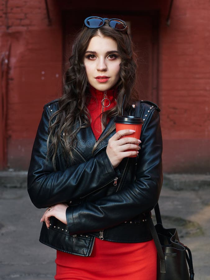 Retrato De Una Muchacha Europea Morena Rizada Feliz Joven Vestida En La Chaqueta De Cuero Del Vestido Rojo Que Sostiene La Taza D Foto de archivo - Imagen de rizado, explorar: 146929762 Retrato De Una Muchacha Europea Morena Rizada Feliz Joven Vestida En La Chaqueta De Cuero Del Vestido Rojo Que Sostiene La Taza D Foto de archivo - Imagen de rizado, explorar: 146929762