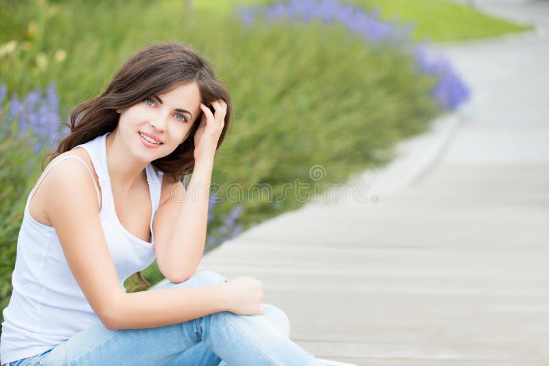 Retrato de una muchacha hermosa del estudiante en el parque imagen de archivo Retrato de una muchacha hermosa del estudiante en el parque imagen de archivo