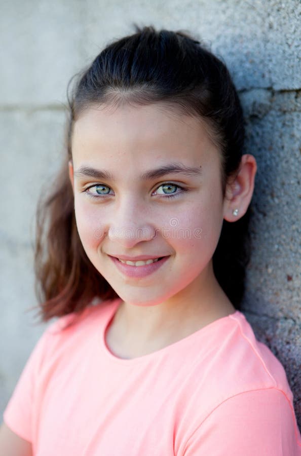 Retrato De Una Muchacha Hermosa Del Preadolescente Con Los Ojos Azules Imagen De Archivo