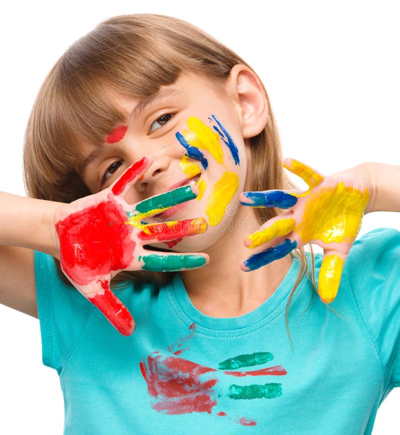 Retrato de una muchacha linda que juega con las pinturas imagen de archivo libre de regalías Retrato de una muchacha linda que juega con las pinturas imagen de archivo libre de regalías