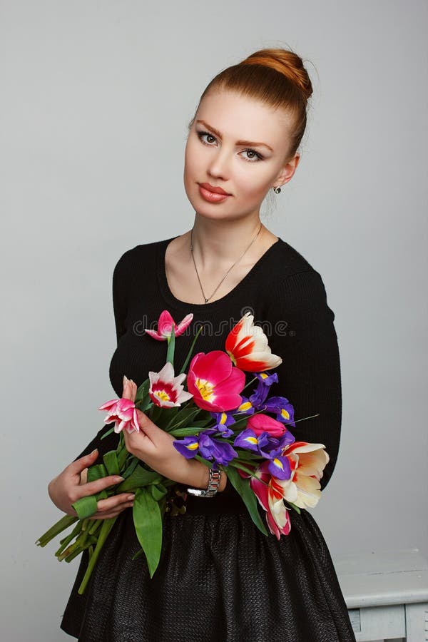 Retrato de una muchacha pelirroja hermosa con los labios enormes foto de archivo libre de regalías Retrato de una muchacha pelirroja hermosa con los labios enormes foto de archivo libre de regalías
