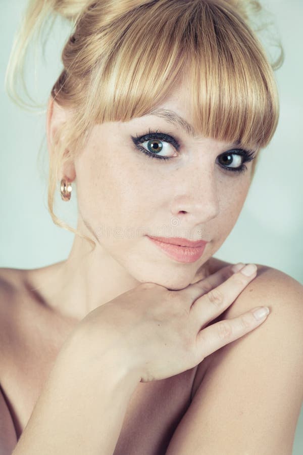 Retrato de una muchacha rubia hermosa foto de archivo libre de regalías Retrato de una muchacha rubia hermosa foto de archivo libre de regalías