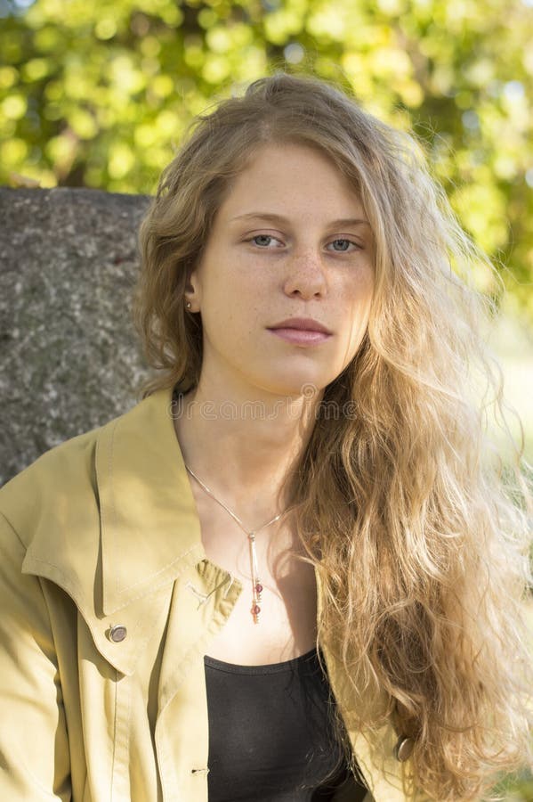 Retrato de una muchacha rubia hermosa en un parque imágenes de archivo libres de regalías Retrato de una muchacha rubia hermosa en un parque imágenes de archivo libres de regalías