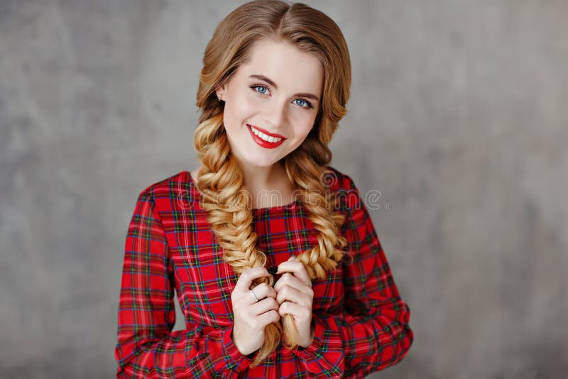 Retrato de una muchacha sonriente hermosa atractiva con makeu brillante imágenes de archivo libres de regalías Retrato de una muchacha sonriente hermosa atractiva con makeu brillante imágenes de archivo libres de regalías