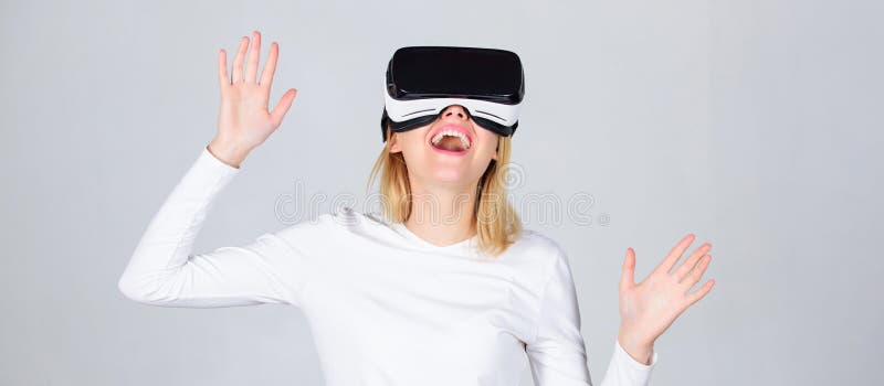 Retrato de una muchacha sorprendente que usa auriculares de la realidad virtual aisladas en fondo gris Exploración feliz de la mu fotografía de archivo libre de regalías Retrato de una muchacha sorprendente que usa auriculares de la realidad virtual aisladas en fondo gris Exploración feliz de la mu fotografía de archivo libre de regalías