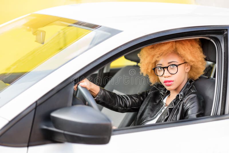 Retrato de una mujer africana hermosa en el coche imagen de archivo libre de regalías Retrato de una mujer africana hermosa en el coche imagen de archivo libre de regalías