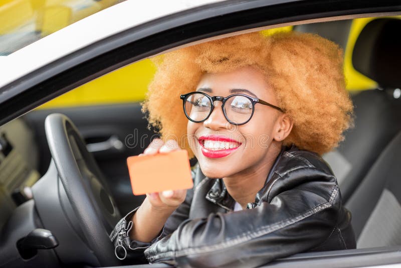 Retrato de una mujer africana hermosa en el coche foto de archivo libre de regalías Retrato de una mujer africana hermosa en el coche foto de archivo libre de regalías