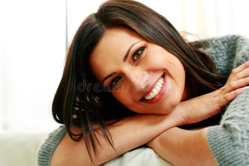 Retrato de una mujer alegre joven imagen de archivo libre de regalías Retrato de una mujer alegre joven imagen de archivo libre de regalías