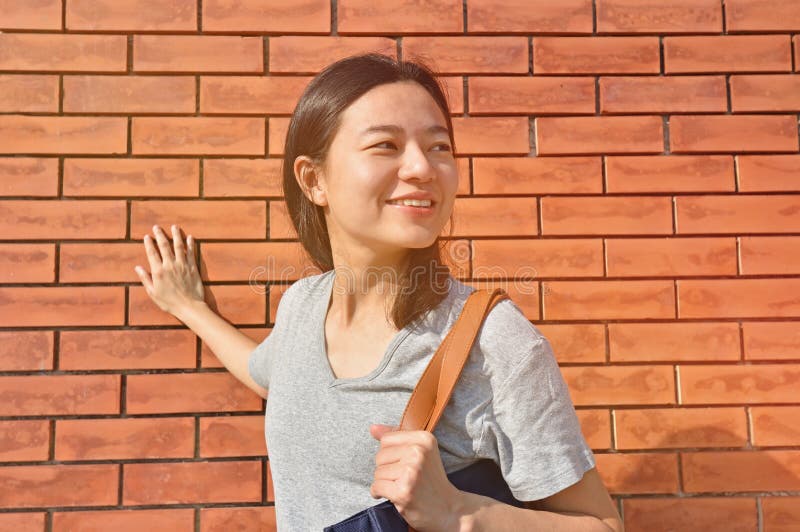 Retrato de una mujer alegre que está afuera en un día de verano fotografía de archivo libre de regalías