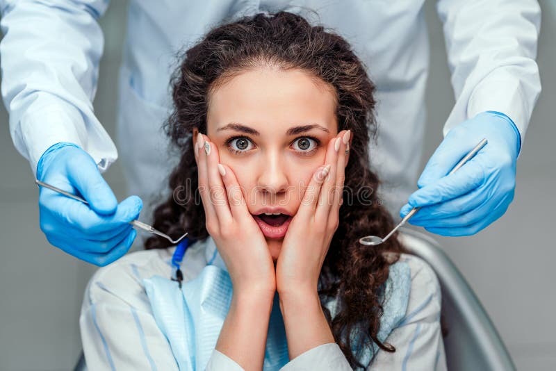 Retrato de una mujer asustada durante el examen dental imágenes de archivo libres de regalías Retrato de una mujer asustada durante el examen dental imágenes de archivo libres de regalías