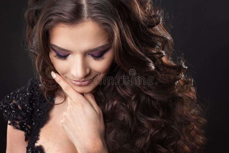 Retrato de una mujer atractiva joven con el pelo rizado magnífico Brunette atractivo fotos de archivo libres de regalías