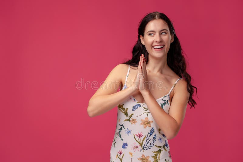Retrato de una mujer bastante joven en una situaci?n ligera del vestido en fondo rosado en estudio Emociones sinceras de la gente fotografía de archivo libre de regalías Retrato de una mujer bastante joven en una situaci?n ligera del vestido en fondo rosado en estudio Emociones sinceras de la gente fotografía de archivo libre de regalías