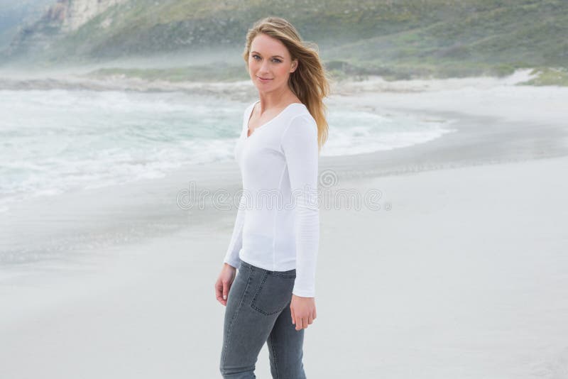 Retrato de una mujer casual hermosa en la playa imagen de archivo libre de regalías Retrato de una mujer casual hermosa en la playa imagen de archivo libre de regalías