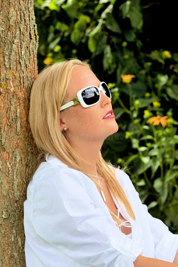 Retrato de una mujer con las gafas de sol imagen de archivo libre de regalías Retrato de una mujer con las gafas de sol imagen de archivo libre de regalías