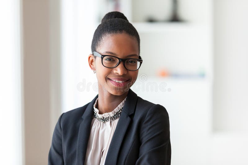 Retrato de una mujer de negocios afroamericana joven - peop negro imágenes de archivo libres de regalías