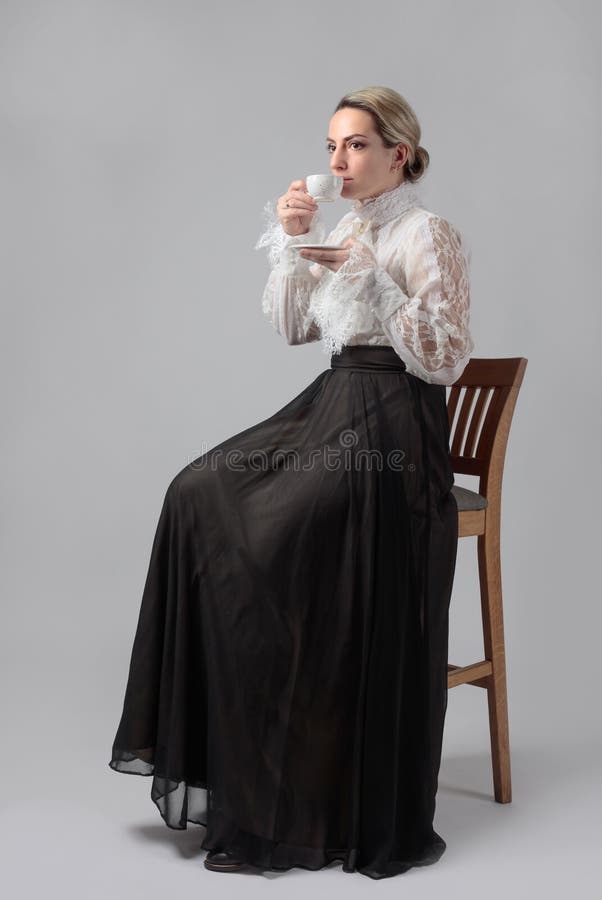 De Una Mujer En Ropa Victoriana Con Una Taza De Café Foto de archivo Imagen de adulto, blusa: 137394138