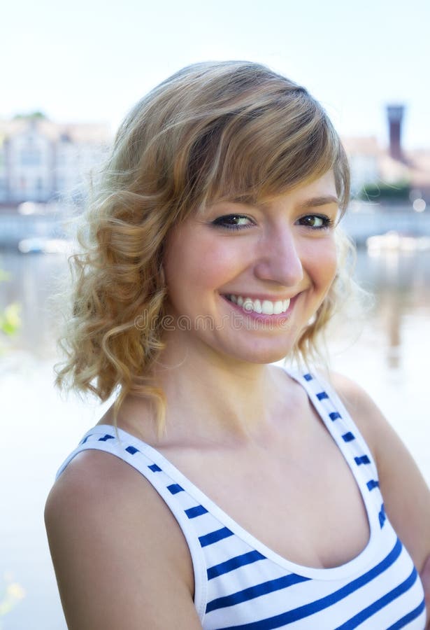 Retrato de una mujer feliz en un río imagenes de archivo Retrato de una mujer feliz en un río imagenes de archivo