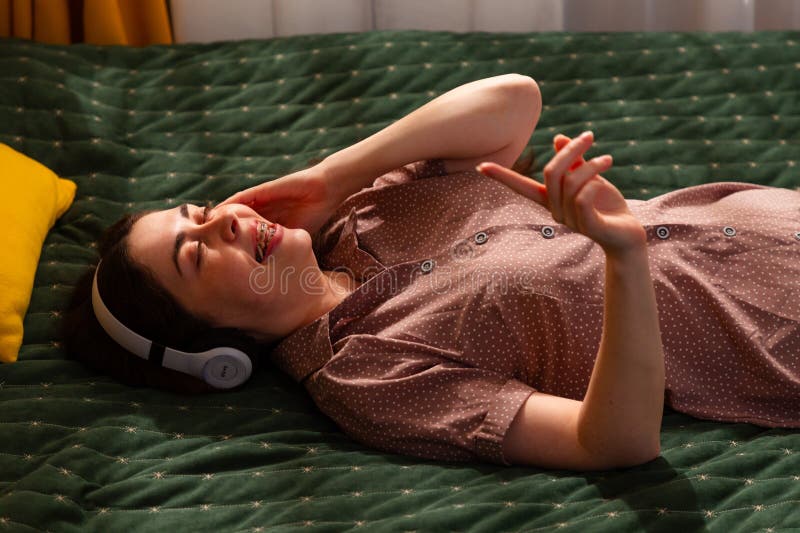Retrato de una mujer feliz que experimenta un escape alegre a través de la música y el ritmo. Vista superior fotografía de archivo