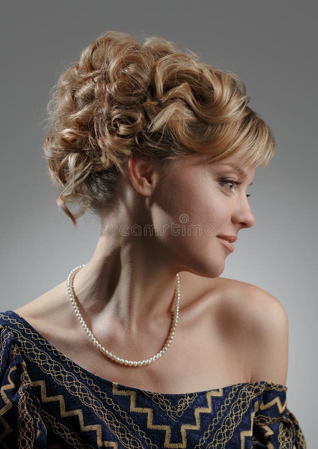 Retrato de una mujer hermosa Belleza natural Updo fotografía de archivo libre de regalías Retrato de una mujer hermosa Belleza natural Updo fotografía de archivo libre de regalías