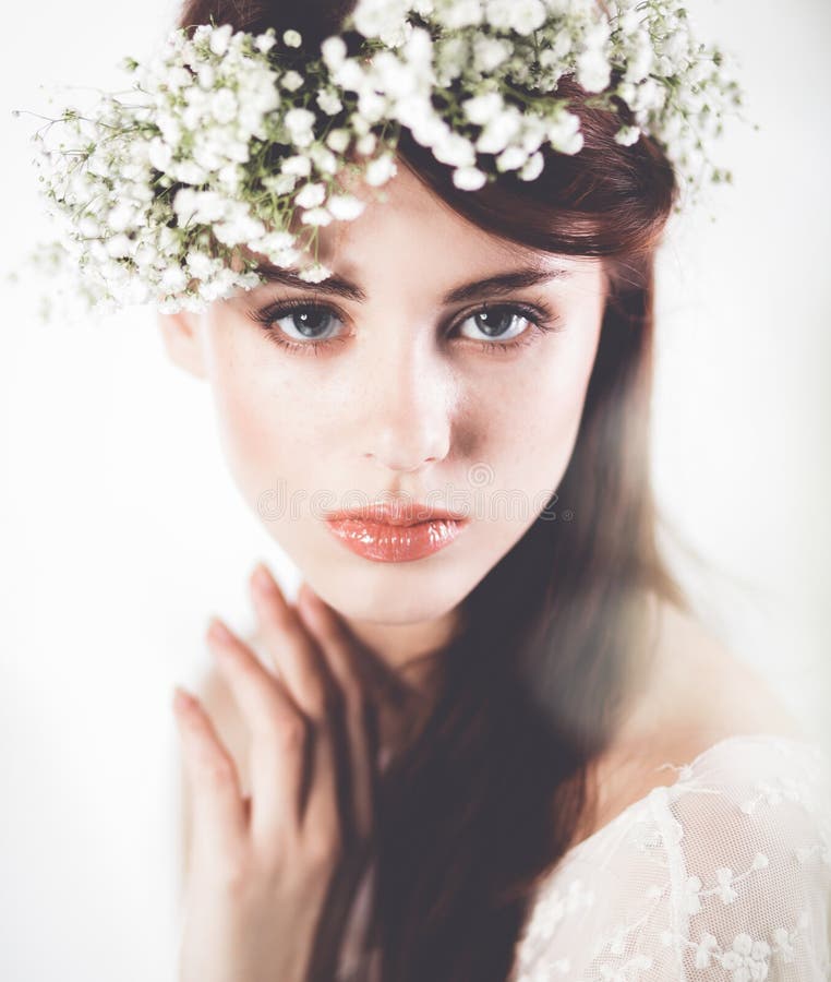Retrato de una mujer hermosa con las flores en su pelo imágenes de archivo libres de regalías Retrato de una mujer hermosa con las flores en su pelo imágenes de archivo libres de regalías