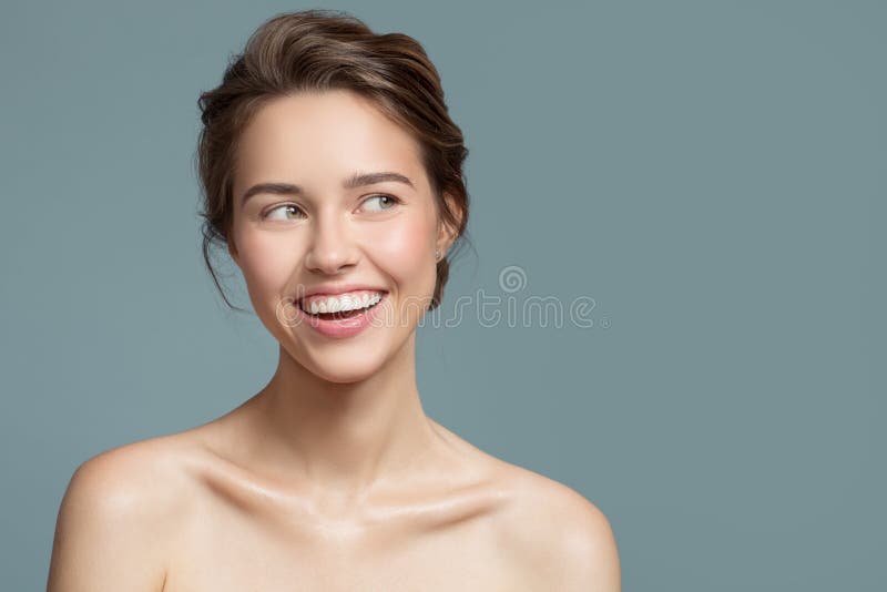 Retrato de una mujer hermosa y sonriente. Piel perfecta fotografía de archivo