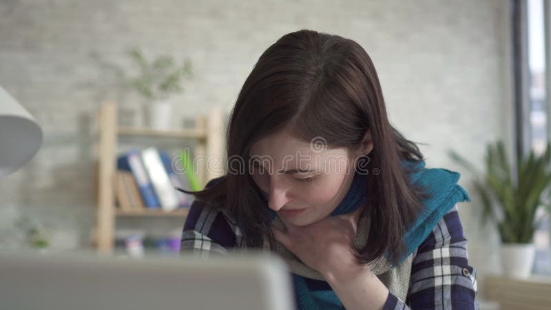 Retrato de una mujer joven enferma, un dolor agudo en la garganta almacen de metraje de vídeo