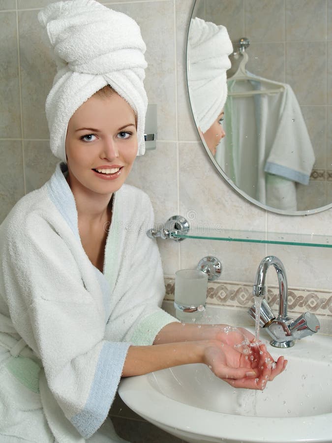 Mujer Joven En Albornoz En Cuarto De Baño Del Hotel Imagen de archivo -  Imagen de albornoz, ducha: 36638197