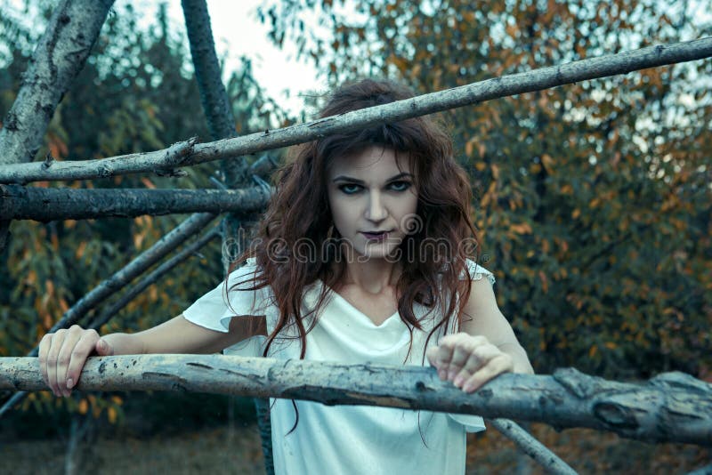Retrato de una mujer joven de pesadillas, concepto de Halloween fotografía de archivo Retrato de una mujer joven de pesadillas, concepto de Halloween fotografía de archivo