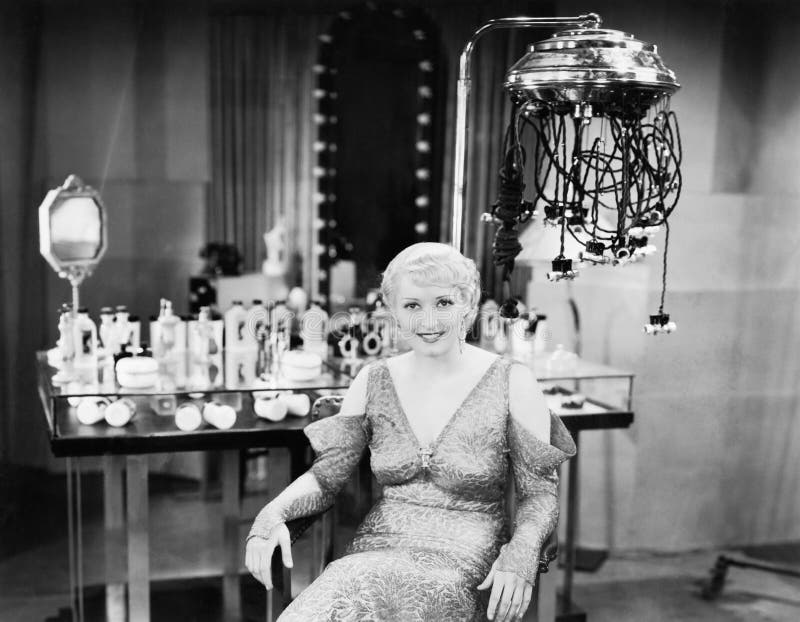 Retrato de una mujer joven que se sienta en un salón de belleza (todas las personas representadas no son vivas más largo y ningún foto de archivo Retrato de una mujer joven que se sienta en un salón de belleza (todas las personas representadas no son vivas más largo y ningún foto de archivo