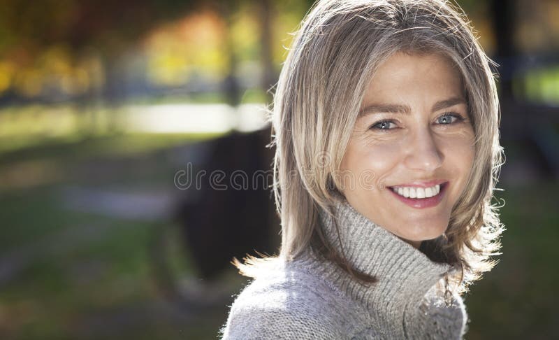 Retrato de una mujer madura que sonríe en la cámara Pelos grises