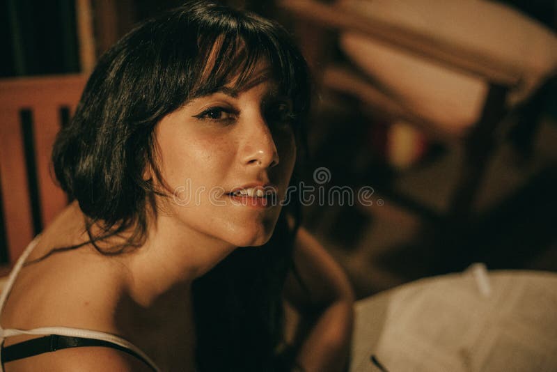 Retrato de una mujer morena joven en la noche imagenes de archivo Retrato de una mujer morena joven en la noche imagenes de archivo