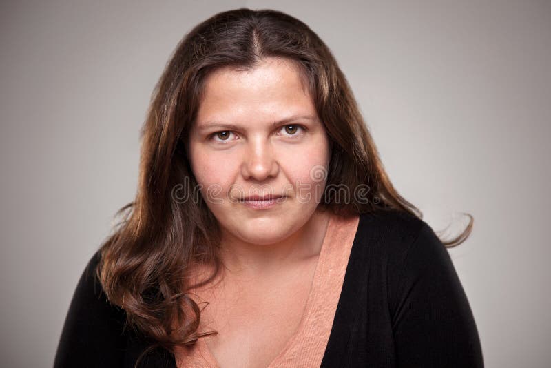 Retrato De Una Mujer Normal Sobre Fondo Gris Foto de archivo Imagen