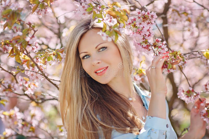 Retrato de una mujer rubia joven hermosa con el pelo largo en un b fotos de archivo libres de regalías Retrato de una mujer rubia joven hermosa con el pelo largo en un b fotos de archivo libres de regalías