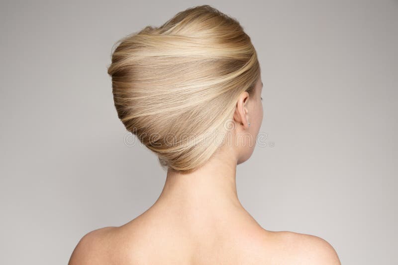 Retrato de una mujer rubia joven hermosa con Shell Hairstyle imágenes de archivo libres de regalías Retrato de una mujer rubia joven hermosa con Shell Hairstyle imágenes de archivo libres de regalías
