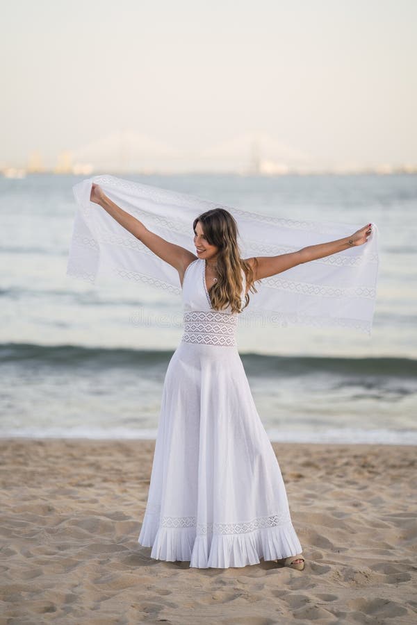 Retrato De Una Mujer Sexy Vestida Con Un Largo Vestido Blanco Disfrutando De La Playa Y Jugando Con Su Chal Foto de archivo - Imagen de joven, cara: 192909104 Retrato De Una Mujer Sexy Vestida Con Un Largo Vestido Blanco Disfrutando De La Playa Y Jugando Con Su Chal Foto de archivo - Imagen de joven, cara: 192909104