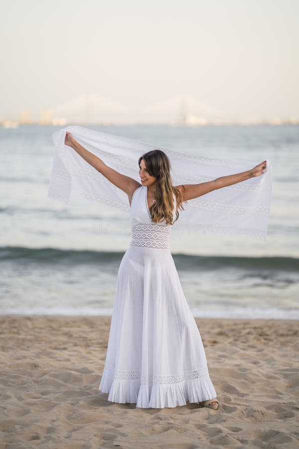 Retrato De Una Mujer Sexy Vestida Con Un Largo Vestido Disfrutando De La Playa Y Jugando Con Su Chal Foto de archivo - Imagen de cara: 192909104